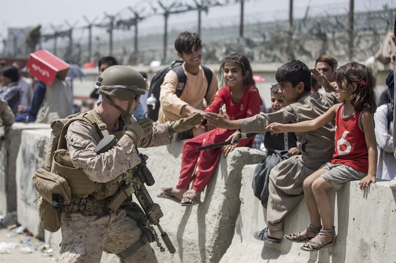 Tentara Amerika berjaga dan menyelamatkan warga Afghanistan di Kabul. (AP/Staff Sgt. Victor Mancilla) Tentara Amerika berjaga dan menyelamatkan warga Afghanistan di Kabul. (AP/Staff Sgt. Victor Mancilla)