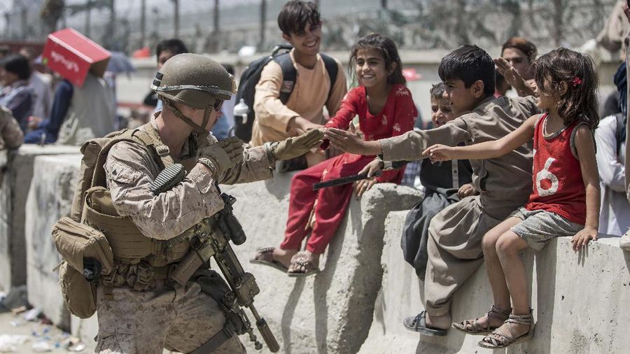 Tentara Amerika berjaga dan menyelamatkan warga Afghanistan di Kabul. (AP/Staff Sgt. Victor Mancilla)