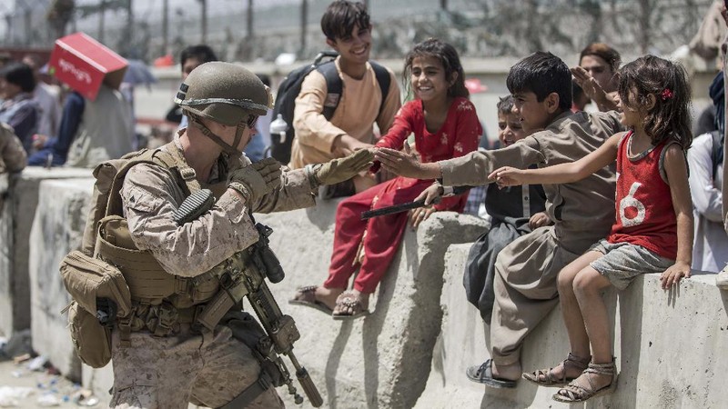 Tentara Amerika berjaga dan menyelamatkan warga Afghanistan di Kabul. (AP/Staff Sgt. Victor Mancilla)