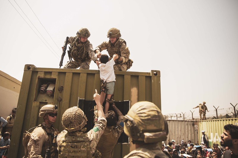 Tentara Amerika berjaga dan menyelamatkan warga Afghanistan di Kabul. (AP/Staff Sgt. Victor Mancilla)