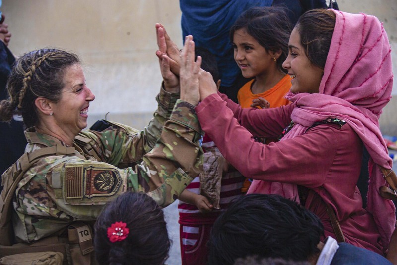 Tentara Amerika berjaga dan menyelamatkan warga Afghanistan di Kabul. (AP/Staff Sgt. Victor Mancilla) Tentara Amerika berjaga dan menyelamatkan warga Afghanistan di Kabul. (AP/Staff Sgt. Victor Mancilla)