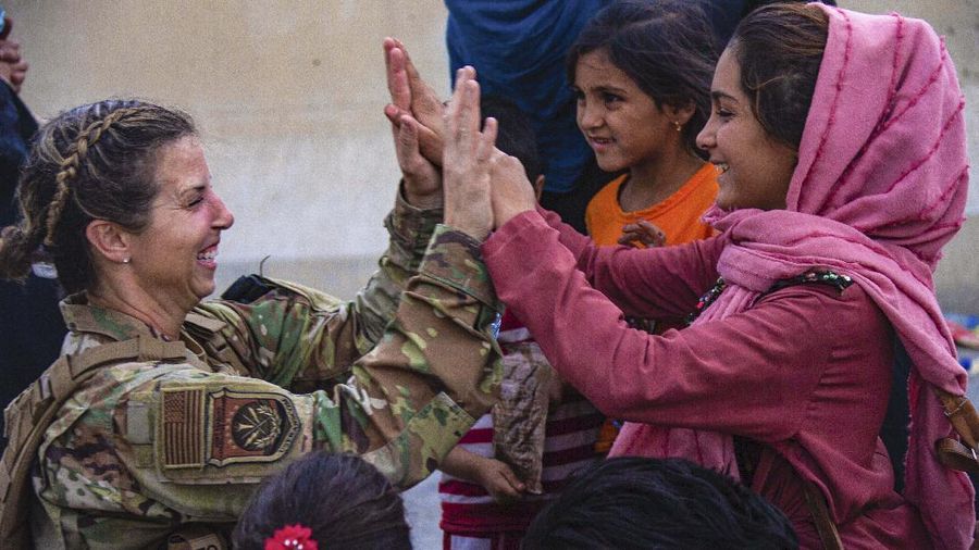 Tentara Amerika berjaga dan menyelamatkan warga Afghanistan di Kabul. (AP/Staff Sgt. Victor Mancilla)