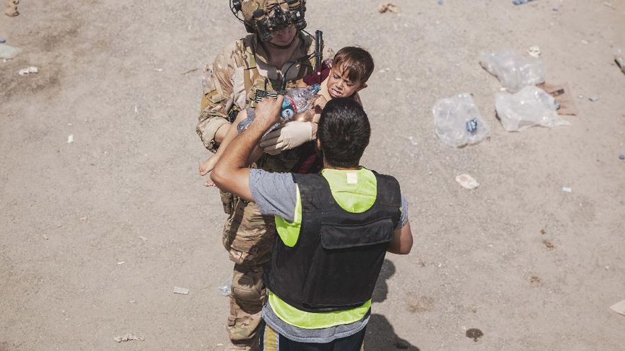 Tentara Amerika berjaga dan menyelamatkan warga Afghanistan di Kabul. (AP/Staff Sgt. Victor Mancilla)