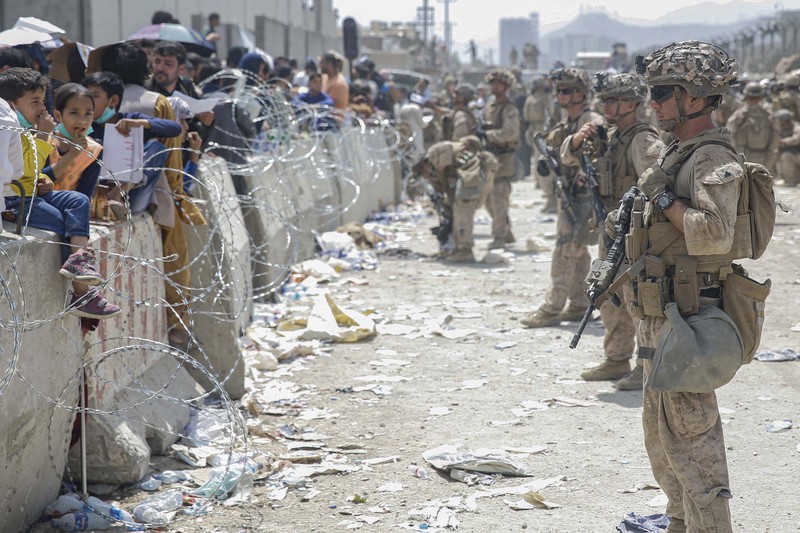 Tentara Amerika berjaga dan menyelamatkan warga Afghanistan di Kabul. (AP/Staff Sgt. Victor Mancilla) Tentara Amerika berjaga dan menyelamatkan warga Afghanistan di Kabul. (AP/Staff Sgt. Victor Mancilla)