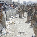Tentara Amerika berjaga dan menyelamatkan warga Afghanistan di Kabul. (AP/Staff Sgt. Victor Mancilla)