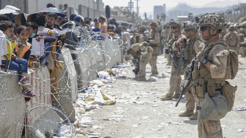 Tentara Amerika berjaga dan menyelamatkan warga Afghanistan di Kabul. (AP/Staff Sgt. Victor Mancilla)