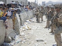 Sedih, Anak-anak Afghanistan Dititip ke Tentara AS di Bandara