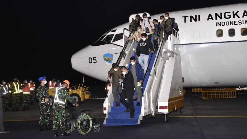 WNI yang dievakuasi dari Afghanistan ke tanah air, di Base Ops, Lanud Halim Perdanakusumah, Jakarta Timur, Sabtu dini hari (21/8/2021). (Dok Puspen TNI)