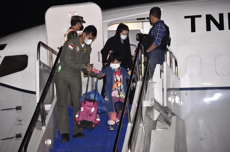 WNI yang dievakuasi dari Afghanistan ke tanah air, di Base Ops, Lanud Halim Perdanakusumah, Jakarta Timur, Sabtu dini hari (21/8/2021). (Dok Puspen TNI) WNI yang dievakuasi dari Afghanistan ke tanah air, di Base Ops, Lanud Halim Perdanakusumah, Jakarta Timur, Sabtu dini hari (21/8/2021). (Dok Puspen TNI)