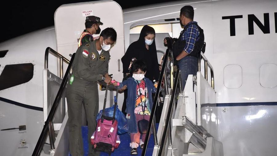 WNI yang dievakuasi dari Afghanistan ke tanah air, di Base Ops, Lanud Halim Perdanakusumah, Jakarta Timur, Sabtu dini hari (21/8/2021). (Dok Puspen TNI)