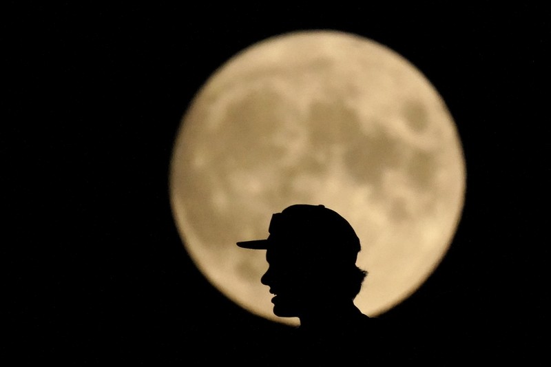 Bulan purnama pada (22/8/2021) di Kansas. (AP/Charlie Riedel) Bulan purnama pada (22/8/2021) di Kansas. (AP/Charlie Riedel)