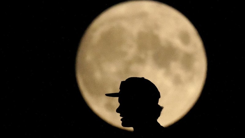 Bulan purnama pada (22/8/2021) di Kansas. (AP/Charlie Riedel)
