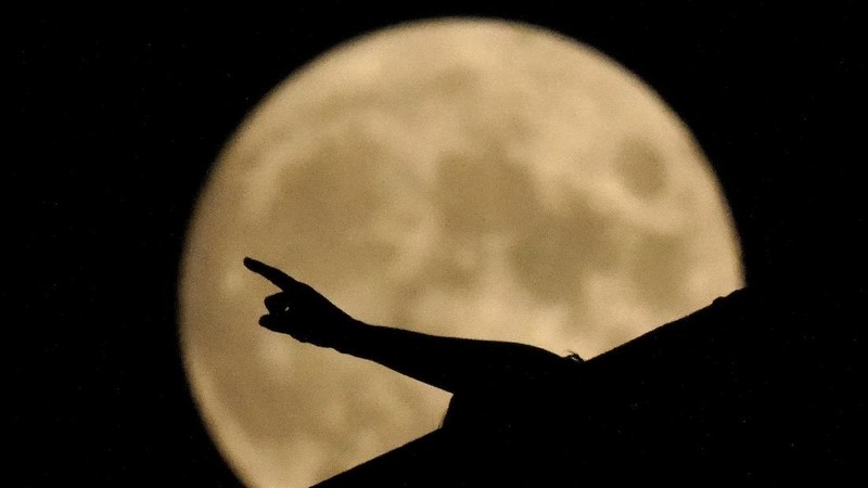 Bulan purnama pada (22/8/2021) di Kansas. (AP/Charlie Riedel)