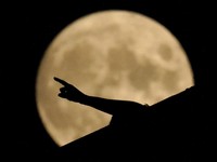 Penampakan Fenomena Blue Moon di Langit Malam Ini