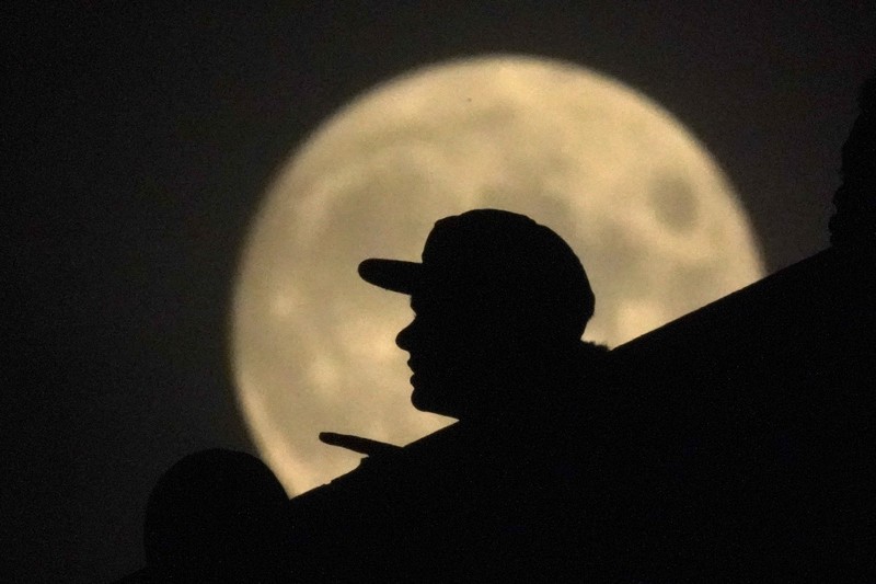 Bulan purnama pada (22/8/2021) di Kansas. (AP/Charlie Riedel) Bulan purnama pada (22/8/2021) di Kansas. (AP/Charlie Riedel)