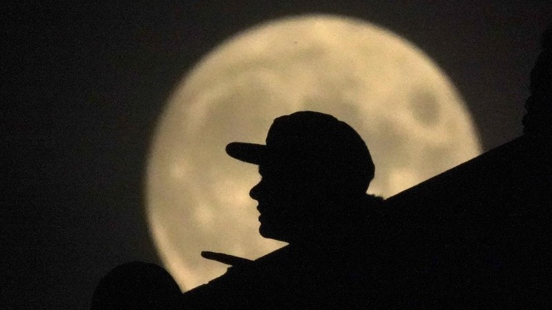 Bulan purnama pada (22/8/2021) di Kansas. (AP/Charlie Riedel)
