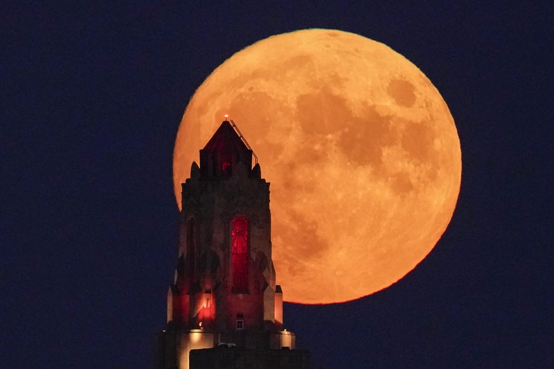 Bulan purnama pada (22/8/2021) di Kansas. (AP/Charlie Riedel)
