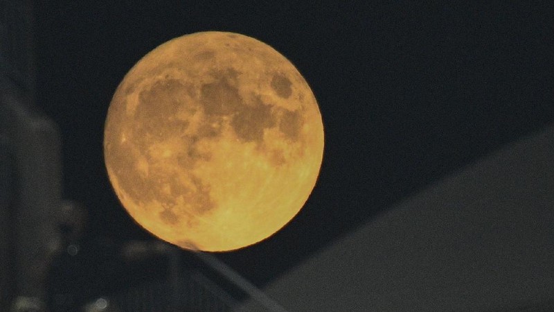 Bulan purnama pada (22/8/2021) di Kansas. (AP/Charlie Riedel)