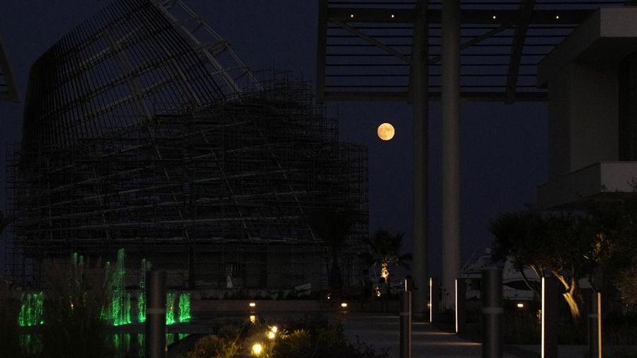 Bulan purnama pada (22/8/2021) di Kansas. (AP/Petros Karadjias)