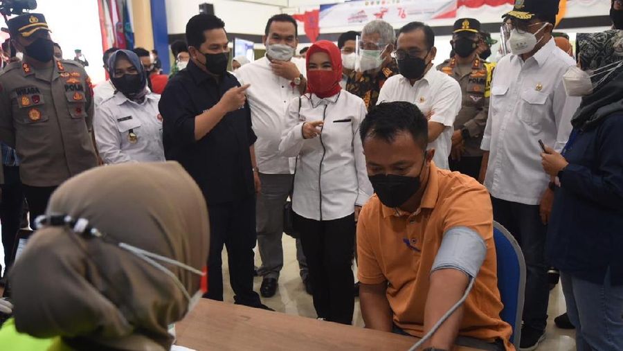 Kegiatan vaksinasi bagi masyarakat Cepu dan sekitarnya dilaksanakan di 3 titik yakni Politeknik Energi dan Mineral (PEM) AKAMIGAS, Dolokgede, dan SMP 1 Padangan Kabupaten Bojonegoro Jawa Tengah.