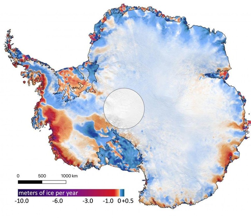Tak ada Corona di Benua Antartika (AP/Robert Taylor) In this handout photo provided by British Antarctic Survey, field guide Andy Hood is seen at the Brunt ice shelf in Antarctica in January 2020. Antarctica remains the only continent without COVID-19 and now in Sept. 2020, as nearly 1,000 scientists and others who wintered over on the ice are seeing the sun for the first time in months, a global effort wants to make sure incoming colleagues don't bring the virus with them. (Robert Taylor/British Antarctic Survey via AP)