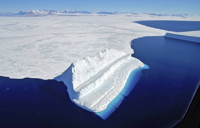 Tak ada Corona di Benua Antartika (AP/Robert Taylor) In this handout photo provided by British Antarctic Survey, field guide Andy Hood is seen at the Brunt ice shelf in Antarctica in January 2020. Antarctica remains the only continent without COVID-19 and now in Sept. 2020, as nearly 1,000 scientists and others who wintered over on the ice are seeing the sun for the first time in months, a global effort wants to make sure incoming colleagues don't bring the virus with them. (Robert Taylor/British Antarctic Survey via AP)