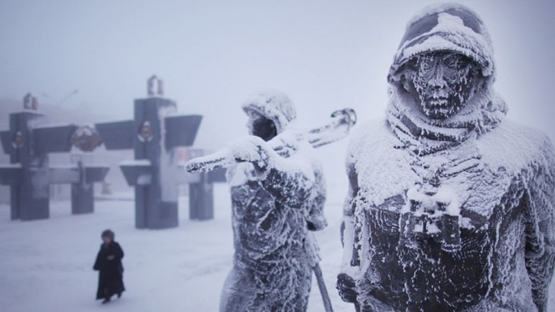 Tak ada Corona di Benua Antartika (AP/Robert Taylor) In this handout photo provided by British Antarctic Survey, field guide Andy Hood is seen at the Brunt ice shelf in Antarctica in January 2020. Antarctica remains the only continent without COVID-19 and now in Sept. 2020, as nearly 1,000 scientists and others who wintered over on the ice are seeing the sun for the first time in months, a global effort wants to make sure incoming colleagues don't bring the virus with them. (Robert Taylor/British Antarctic Survey via AP)