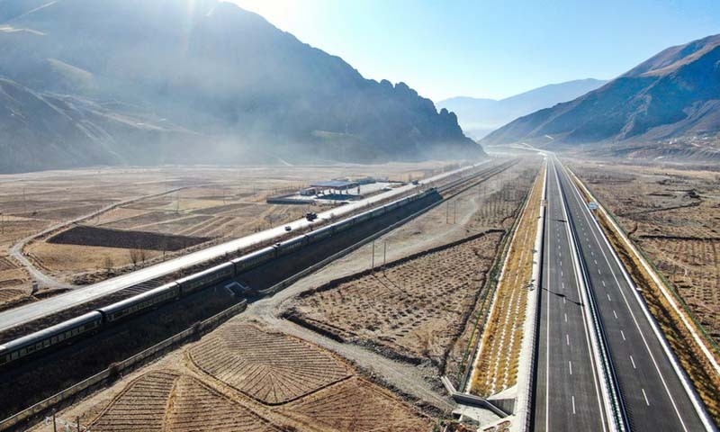 Xinjiang-Tibet Highway, jalan bebas hambatan tertinggi di dunia. (Dok: The World Company ) Xinjiang-Tibet Highway, jalan bebas hambatan tertinggi di dunia. (Dok: The World Company )