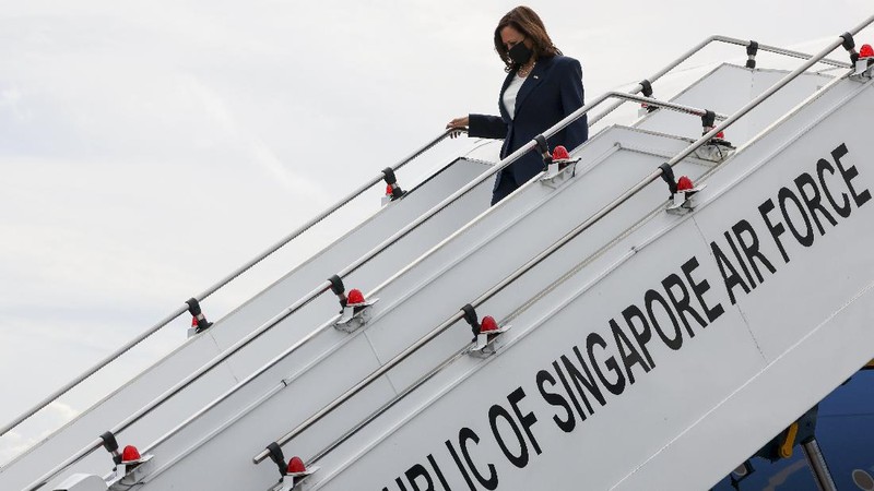 U.S. Vice President Kamala Harris arrives in Singapore Sunday, Aug. 22, 2021. Harris is on a tour of Southeast Asia, where she will attempt to reassure allies of American resolve following the chaotic end of a two-decade war. (Evelyn Hockstein/Pool Photo via AP)