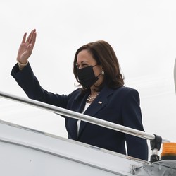 Tiba-Tiba Wapres AS Kamala Harris Tunda ke Vietnam, Ada Apa?