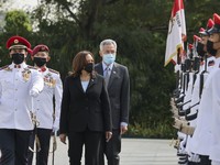 Gaya Wapres AS Kamala Harris Saat 'Blusukan' di Singapura
