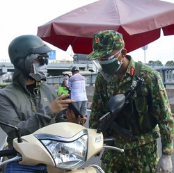 Ho Chi Minh Lockdown: Tentara Turun, Warga Serbu Supermarket