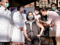 Potret Presiden Taiwan Disuntik Vaksin Buatan Anak Bangsanya