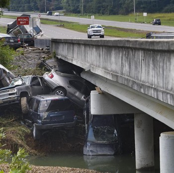 Mobil-mobil Hanyut, Potret Banjir Sapu Tennessee AS