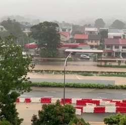 Alamak! Singapura Banjir, Jalan Berubah Jadi Sungai