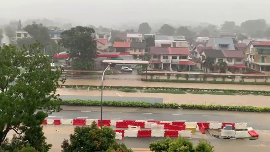 Banjir bandang di sepanjang Dunearn Road terlihat pada 24 Agustus 2021 ini masih diambil dari video yang beredar di media sosial. (Ist)