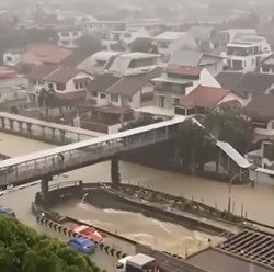 Heboh Singapura 'Tenggelam', Jalanan pun Bak Sungai