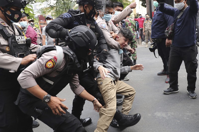 Indonesia Suspicious Package A member of the police bomb disposal squad leave s the scene after destroying a suspicious package found inside a garbage can in Bekasi on the outskirts of Jakarta, Indonesia, Monday, Aug. 23, 2021. Indonesia, the world's most populous Muslim nation, has carried out a sustained crackdown on Islamic militants since bombings on the tourist island of Bali in 2002 killed 202 people, mostly foreigners. Recently, attacks on foreign interests have been largely replaced in recent years by smaller, less deadly strikes targeting the government, mainly police and anti-terrorism forces. (AP Photo/Achmad Ibrahim)