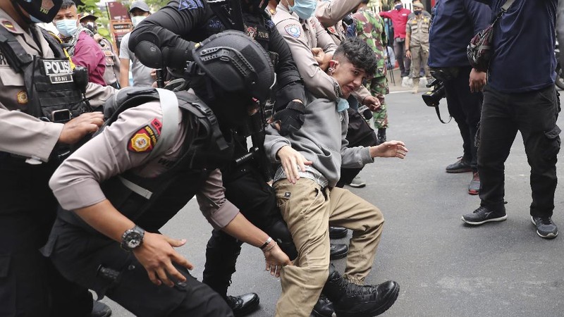 A member of the police bomb disposal squad leave s the scene after destroying a suspicious package found inside a garbage can in Bekasi on the outskirts of Jakarta, Indonesia, Monday, Aug. 23, 2021. Indonesia, the world's most populous Muslim nation, has carried out a sustained crackdown on Islamic militants since bombings on the tourist island of Bali in 2002 killed 202 people, mostly foreigners. Recently, attacks on foreign interests have been largely replaced in recent years by smaller, less deadly strikes targeting the government, mainly police and anti-terrorism forces. (AP Photo/Achmad Ibrahim)