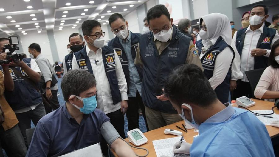 Kamar Dagang dan Industri (KADIN) Indonesia, bersama KADIN DKI Jakarta dan Pemrpov DKI Jakarta, menggelar Vaksinasi Gotong Royong menggunakan vaksin Sinopharm untuk ekspatriat, yang digelar di Balai Kota DKI Jakarta, Jakarta Pusat, Selasa (24/8/2021).