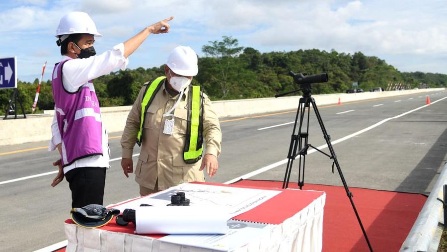 Presiden RI Jokowi didampingi Menteri Pertahanan Prabowo saat meninjau sodetan jalan IKN (Lukas - Biro Pers Sekretariat Presiden)