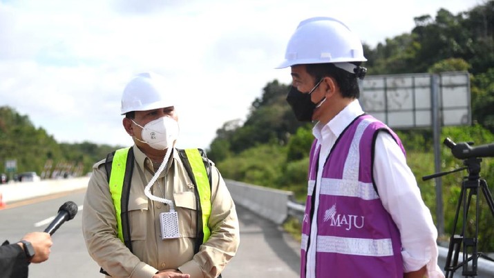 Presiden RI Jokowi didampingi Menteri Pertahanan Prabowo saat meninjau sodetan jalan IKN (Lukas - Biro Pers Sekretariat Presiden) Presiden RI Jokowi didampingi Menteri Pertahanan Prabowo saat meninjau sodetan jalan IKN (Lukas - Biro Pers Sekretariat Presiden)