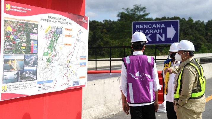 Presiden RI Jokowi didampingi Menteri PUPR Basuki Hadimoeljono, dan Menteri Pertahanan Prabowo saat meninjau sodetan jalan IKN (Lukas - Biro Pers Sekretariat Presiden) Presiden RI Jokowi didampingi Menteri PUPR Basuki Hadimoeljono, dan Menteri Pertahanan Prabowo saat meninjau sodetan jalan IKN (Lukas - Biro Pers Sekretariat Presiden)