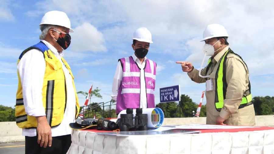 Presiden RI Jokowi didampingi Menteri PUPR Basuki Hadimoeljono, dan Menteri Pertahanan Prabowo saat meninjau  sodetan jalan IKN (Lukas - Biro Pers Sekretariat Presiden)