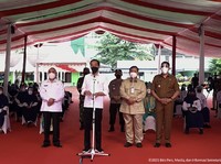 Potret Prabowo Temani Jokowi Tinjau Vaksinasi Covid-19