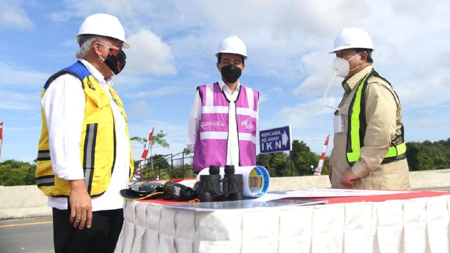 Presiden RI Jokowi saat meninjau  sodetan jalan IKN (Lukas - Biro Pers Sekretariat Presiden)