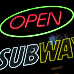 Berita Duka: Pendiri Subway Peter Buck Wafat di Usia 90 Tahun