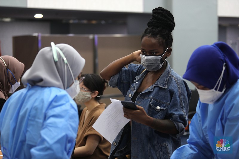 Warna Negara Asing (WNA) menjalani proses penyuntikan vaksin di Balai Agung Pemprov DKI Jakarta, Selasa (24/8/2021). (CNBC Indonesia/Tri Susilo) Warna Negara Asing (WNA) menjalani proses penyuntikan vaksin di Balai Agung Pemprov DKI Jakarta, Selasa (24/8/2021). (CNBC Indonesia/Tri Susilo)