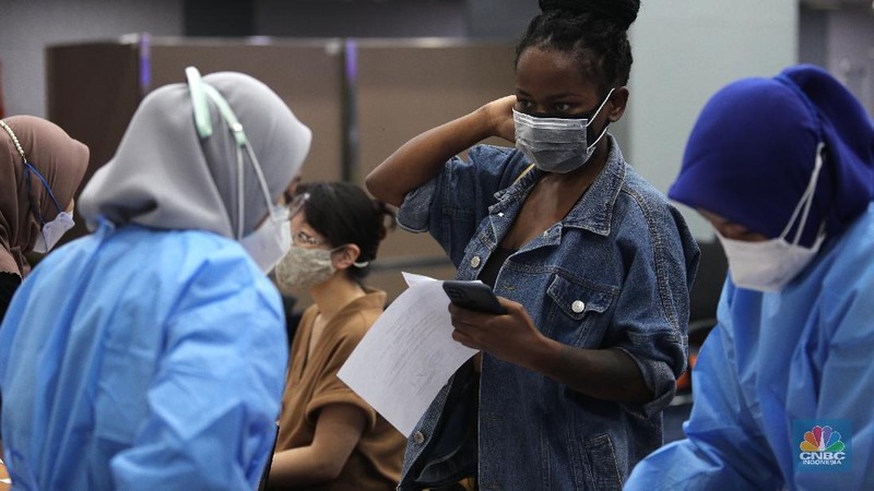 Warna Negara Asing (WNA) menjalani proses penyuntikan vaksin di Balai Agung Pemprov DKI Jakarta, Selasa (24/8/2021). (CNBC Indonesia/Tri Susilo)