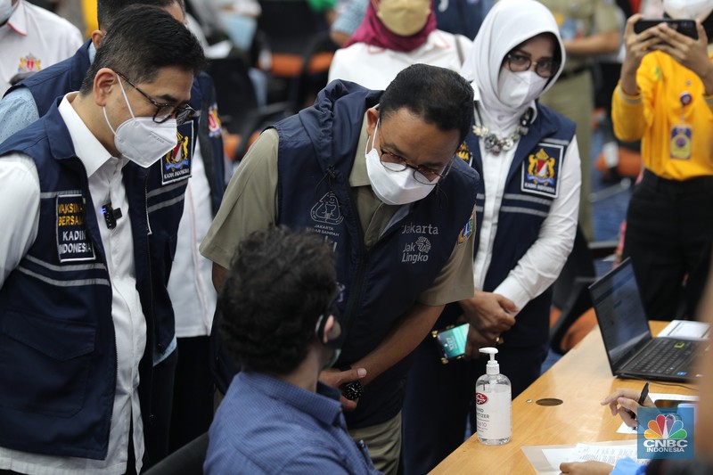Warna Negara Asing (WNA) menjalani proses penyuntikan vaksin di Balai Agung Pemprov DKI Jakarta, Selasa (24/8/2021). (CNBC Indonesia/Tri Susilo)